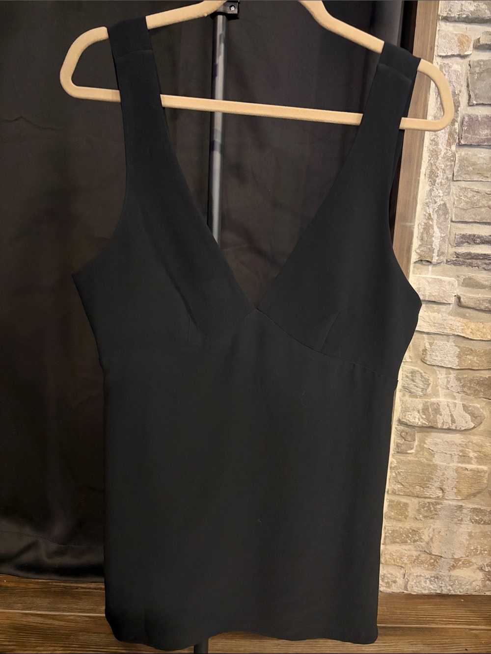 Theory NWT Classic Black V-Neck Women's Top
